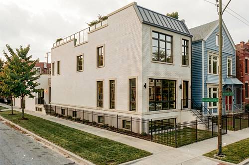 1303 W Barry, Chicago, IL 60657