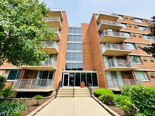 2211 S Stewart Unit 4D, Lombard, IL 60148
