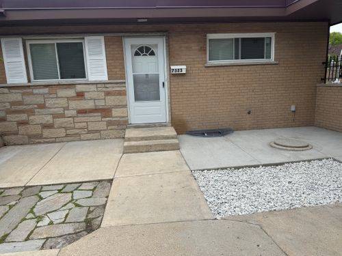 7323 N Damen, Chicago, IL 60645