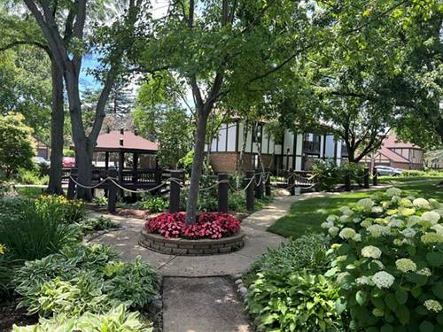 880 Johnstown Unit B, Wheaton, IL 60189