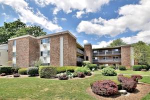 600 S York Unit 2E, Elmhurst, IL 60126