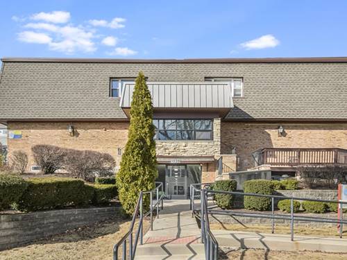 1039 College Unit 10W, Wheaton, IL 60187