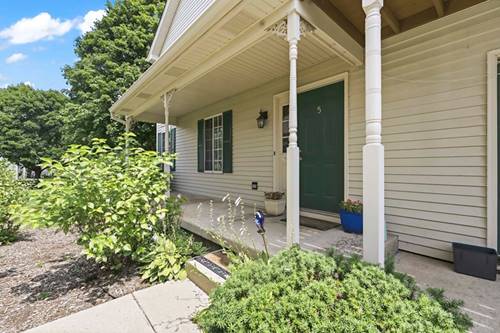 5 W Pheasant Unit 05, Lake In The Hills, IL 60156