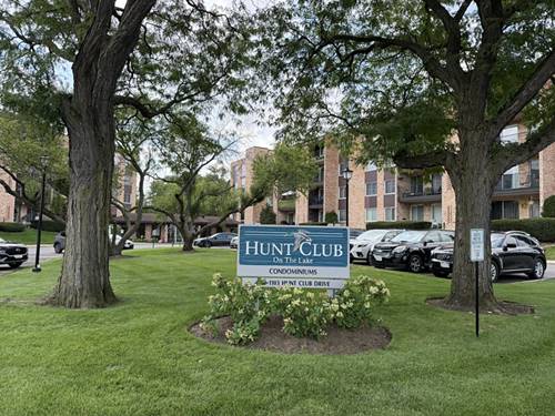 1101 S Hunt Club Unit 214, Mount Prospect, IL 60056