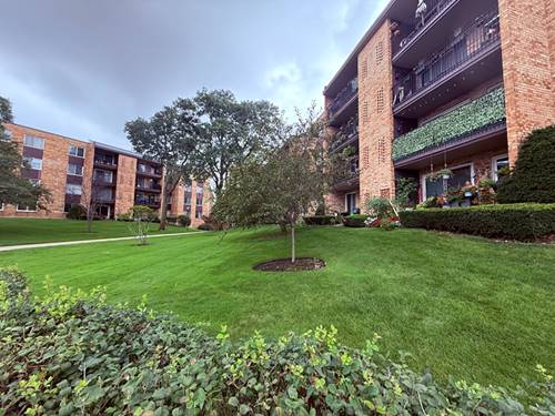 502 W Huntington Commons Unit 438, Mount Prospect, IL 60056