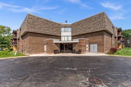 924 S Lake Unit 105, Westmont, IL 60559