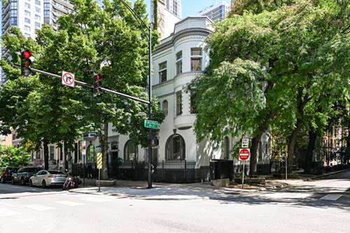 849 N Dearborn, Chicago, IL 60610