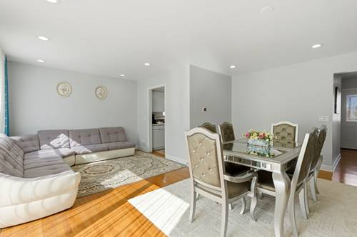 1038 S Hunt Club, Mount Prospect, IL 60056
