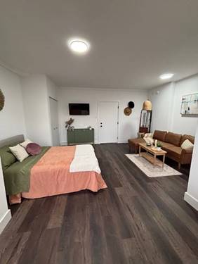 1555 W Hollywood Unit 402, Chicago, IL 60660