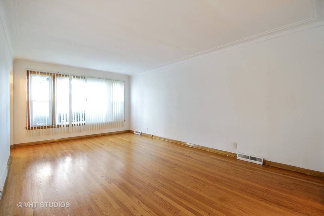 9015 S Yates, Chicago, IL 60617 Calumet Heights