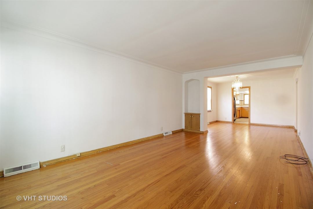 9015 S Yates, Chicago, IL 60617 Calumet Heights