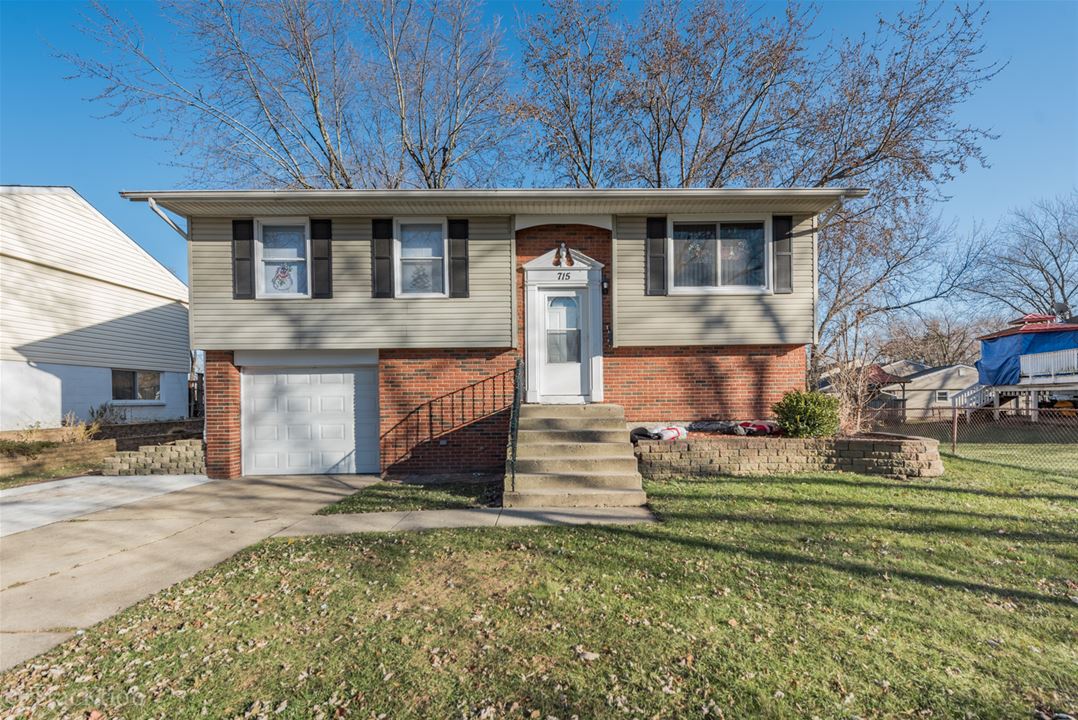 715 Wildwood, Streamwood, IL 60107