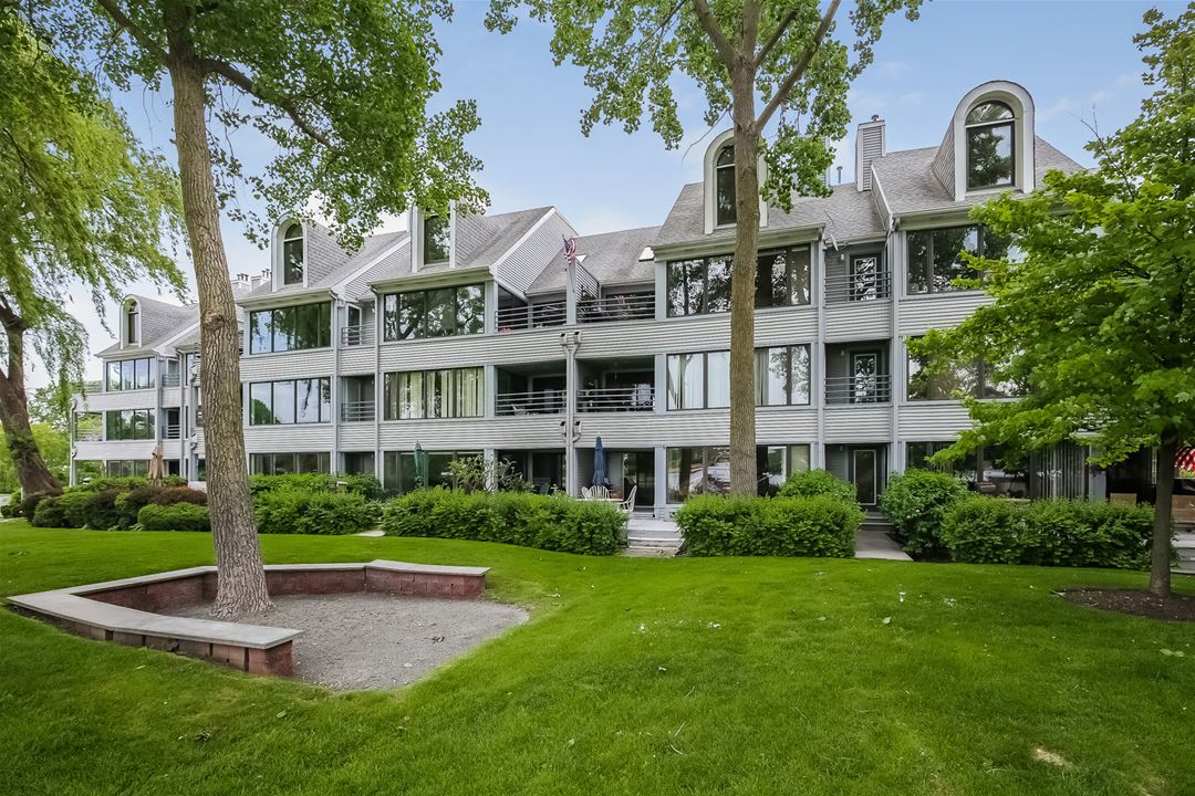 710 Diamond Lake, Unit 4, Mundelein, IL 60060