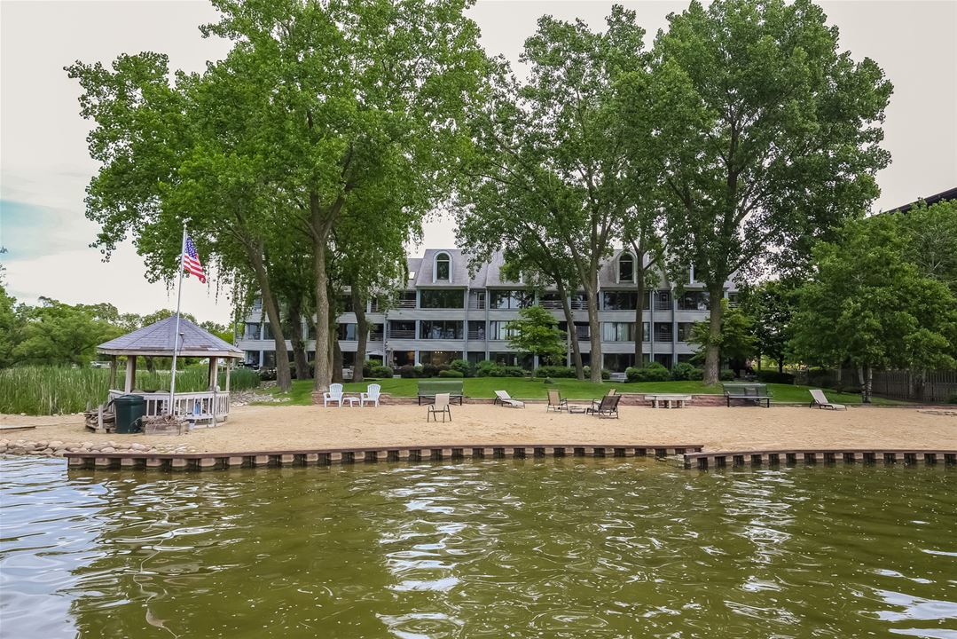 710 Diamond Lake, Unit 4, Mundelein, IL 60060