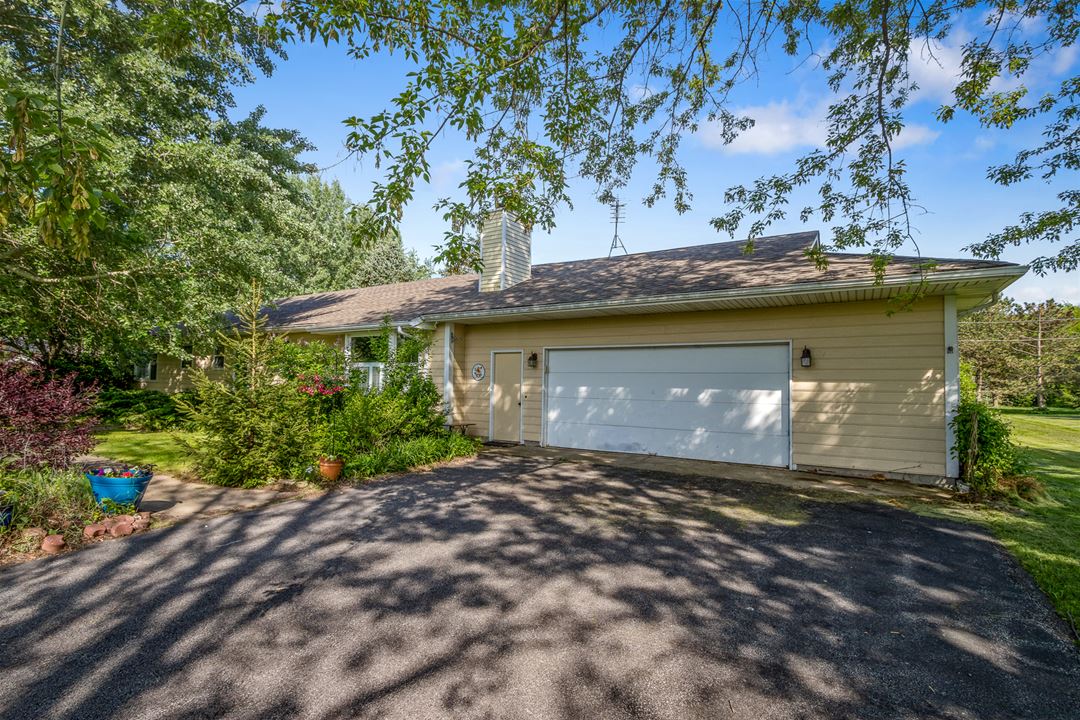 7N041 Silver Glen, Campton Hills, IL 60175