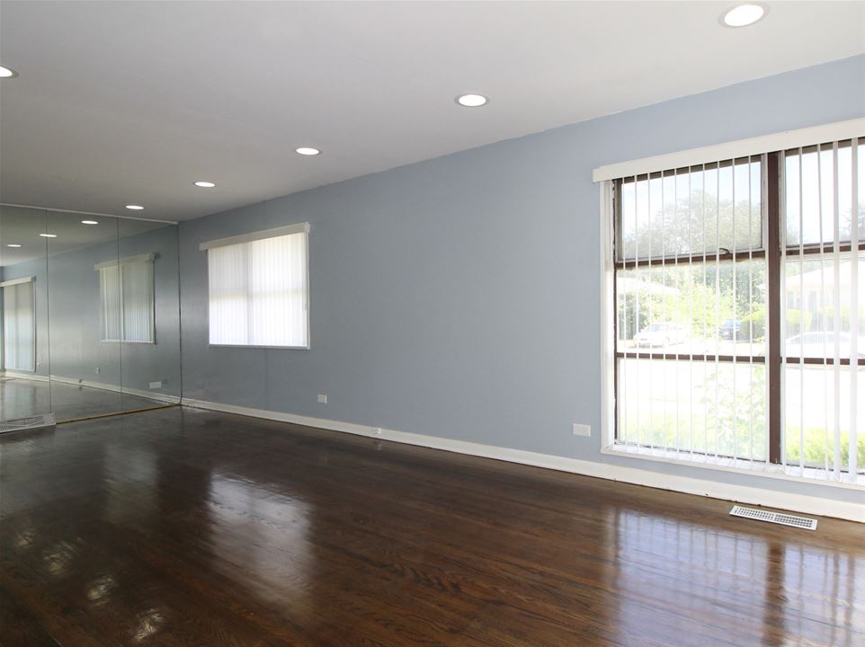 8640 S Kenwood, Chicago, IL 60619 Marynook