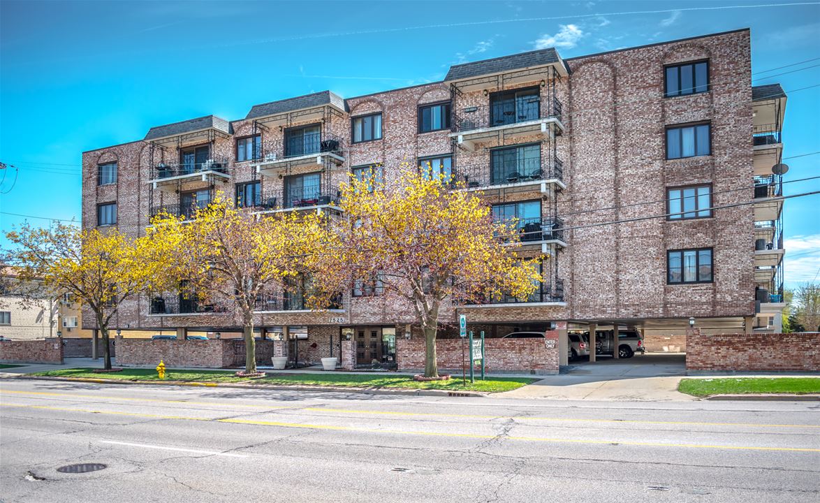 7525 W Lawrence, Unit 211, Harwood Heights, IL 60706
