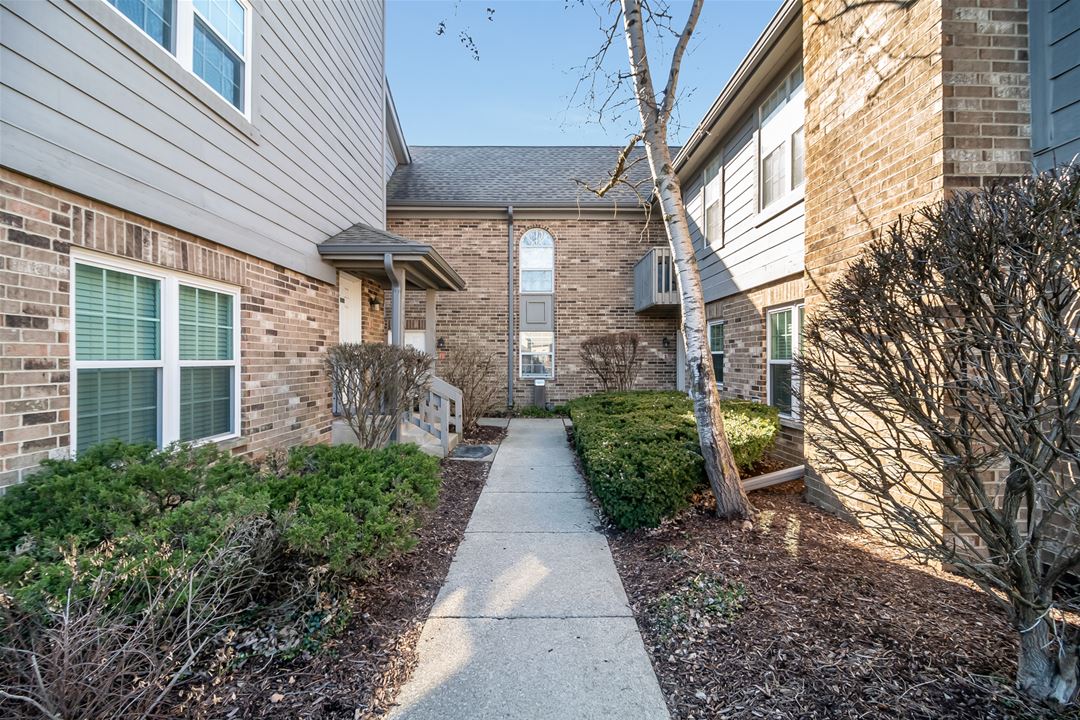23 Foxcroft, Unit 131, Naperville, IL 60565
