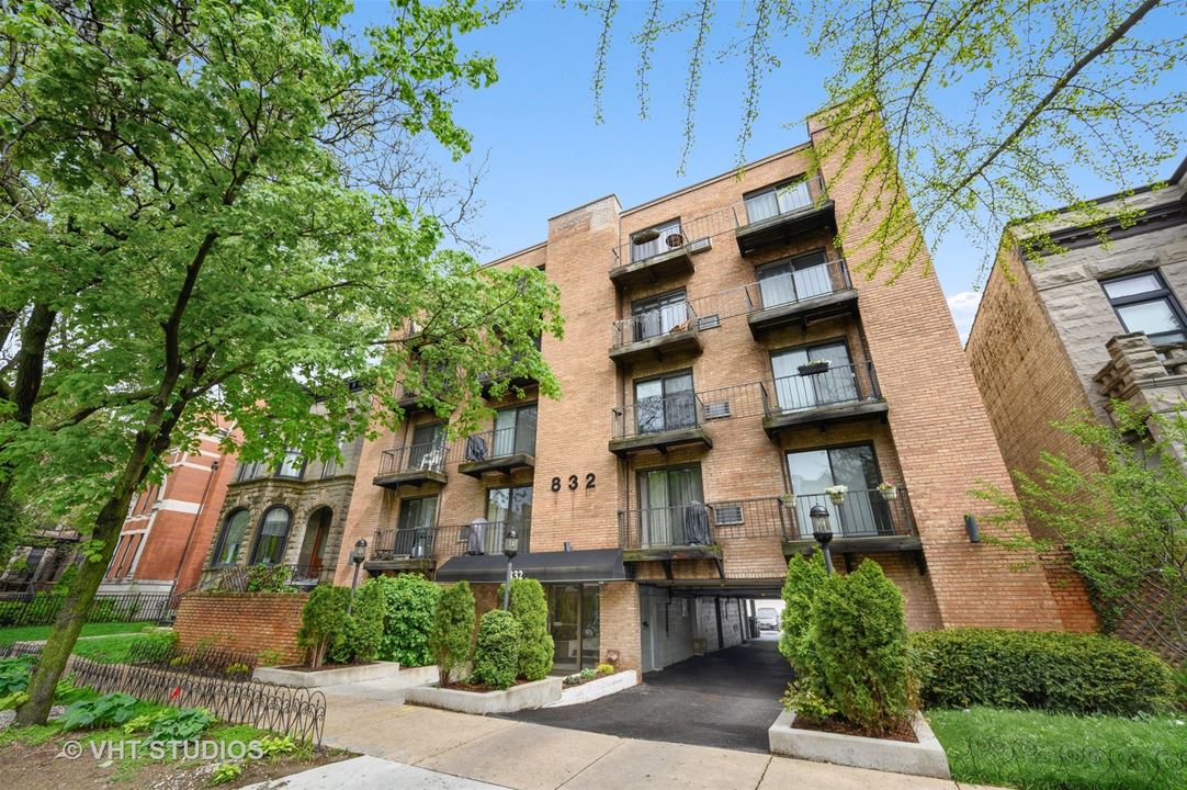 832 W Oakdale, Unit 1J, Chicago, IL 60657 Lakeview