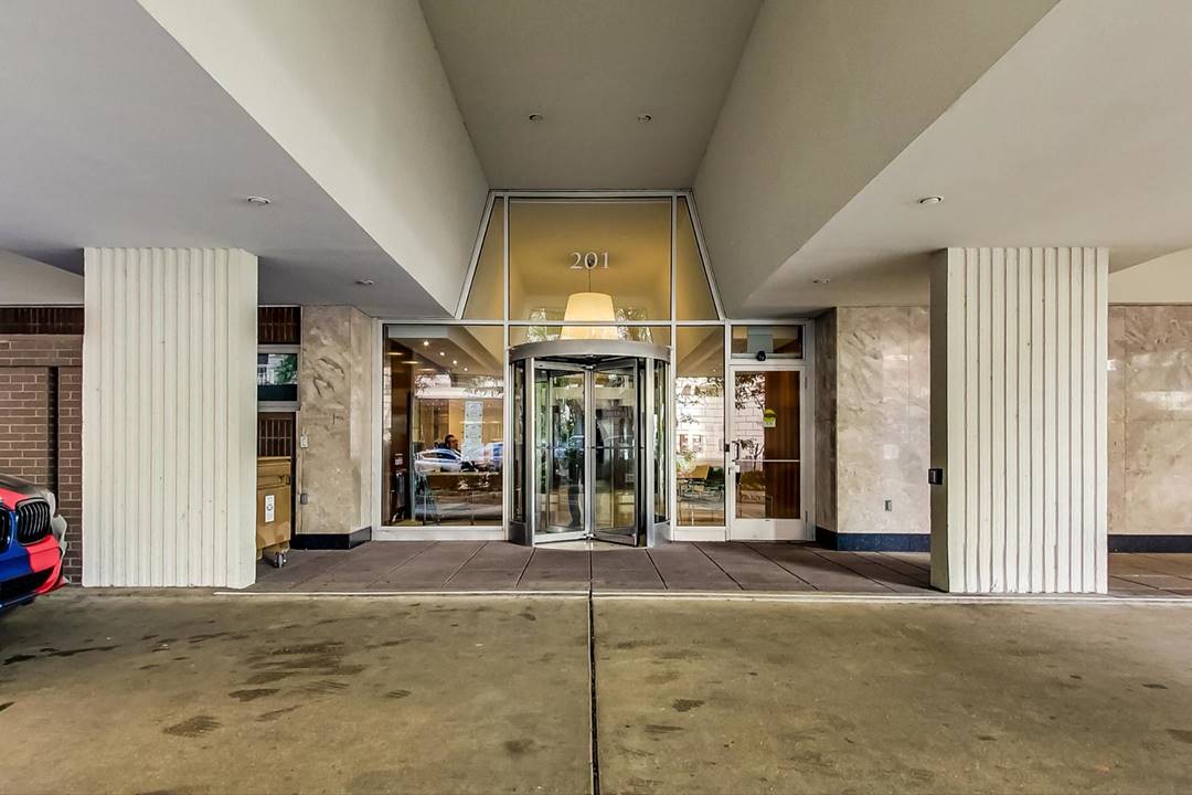 201 E Chestnut, Unit 20D, Chicago, IL 60611 Streeterville