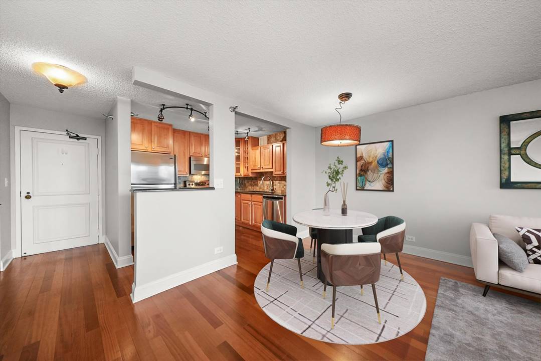 33 W Delaware, Unit 17H, Chicago, IL 60610 Near North