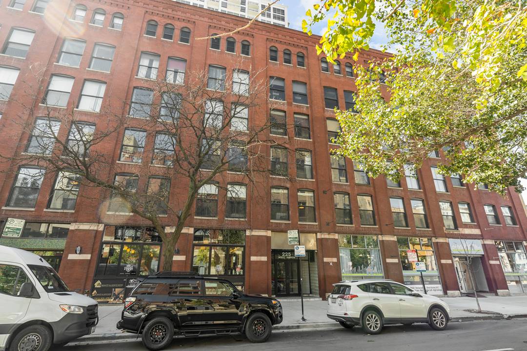 225 W Huron, Apt 402, Chicago, IL 60654 River North