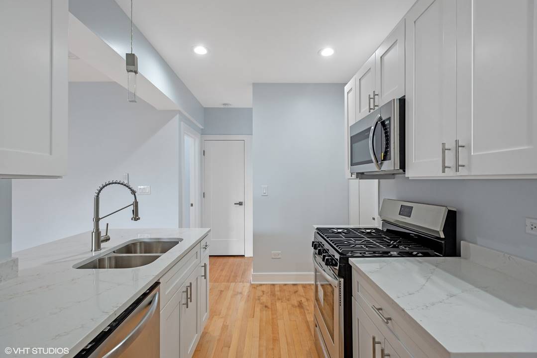 2 Bedroom Budlong Woods rentals in Chicago