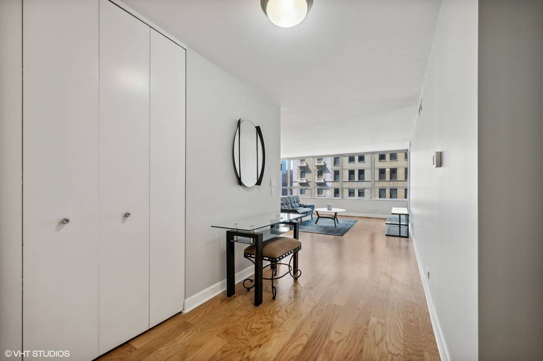 201 E Chestnut, Unit 15C, Chicago, IL 60611 Streeterville