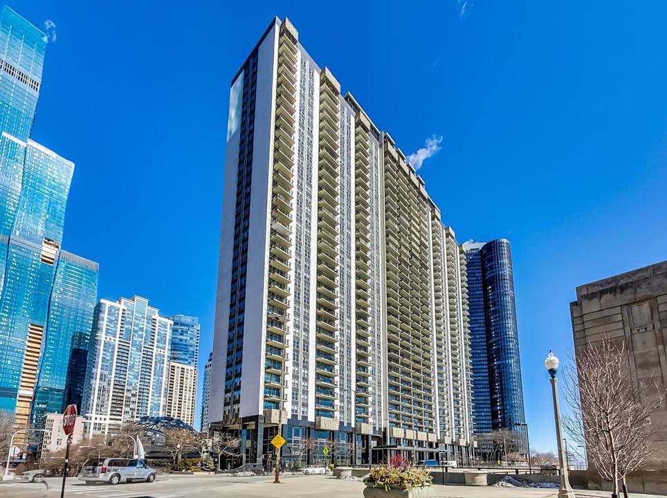 2 Bedroom rentals at 400 E Randolph in Chicago