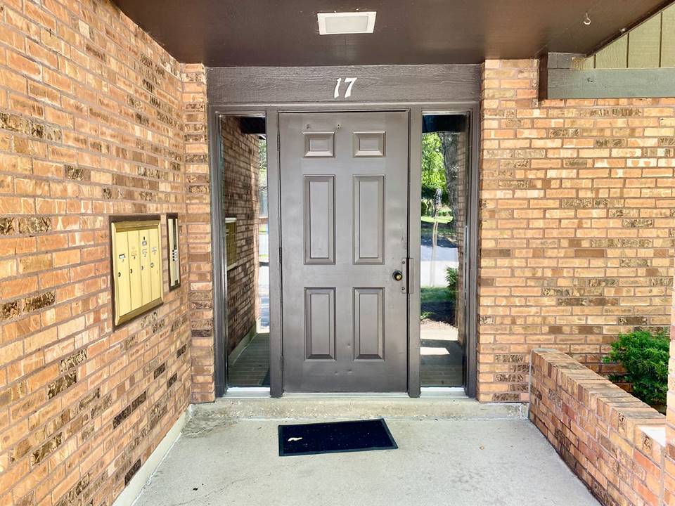 17 Creekside, Unit B, Elgin, IL 60123