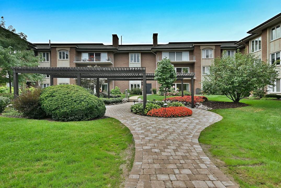 6 Oak Brook Club, Unit J102, Oak Brook, IL 60523