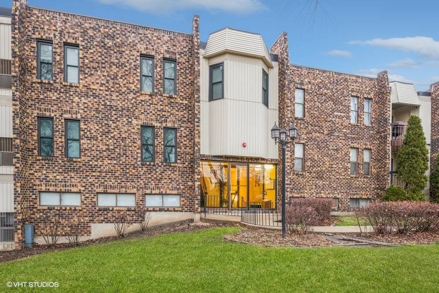 2287 Country Club, Unit 1-16B, Woodridge, IL 60517