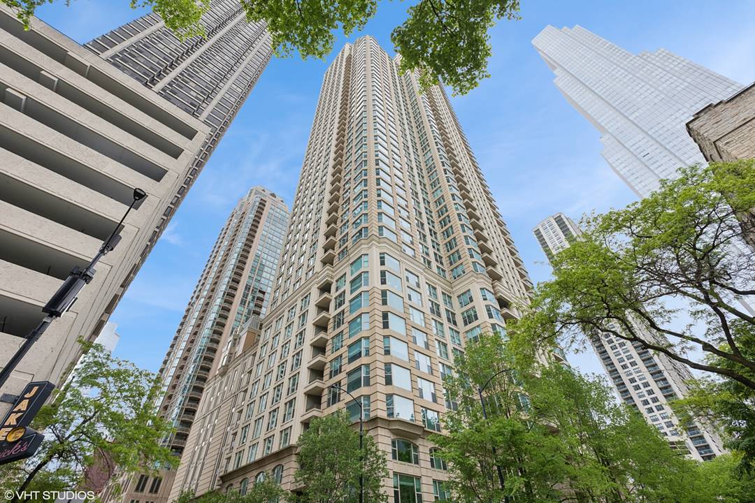 25 E Superior, Unit 2405, Chicago, IL 60611 - River North