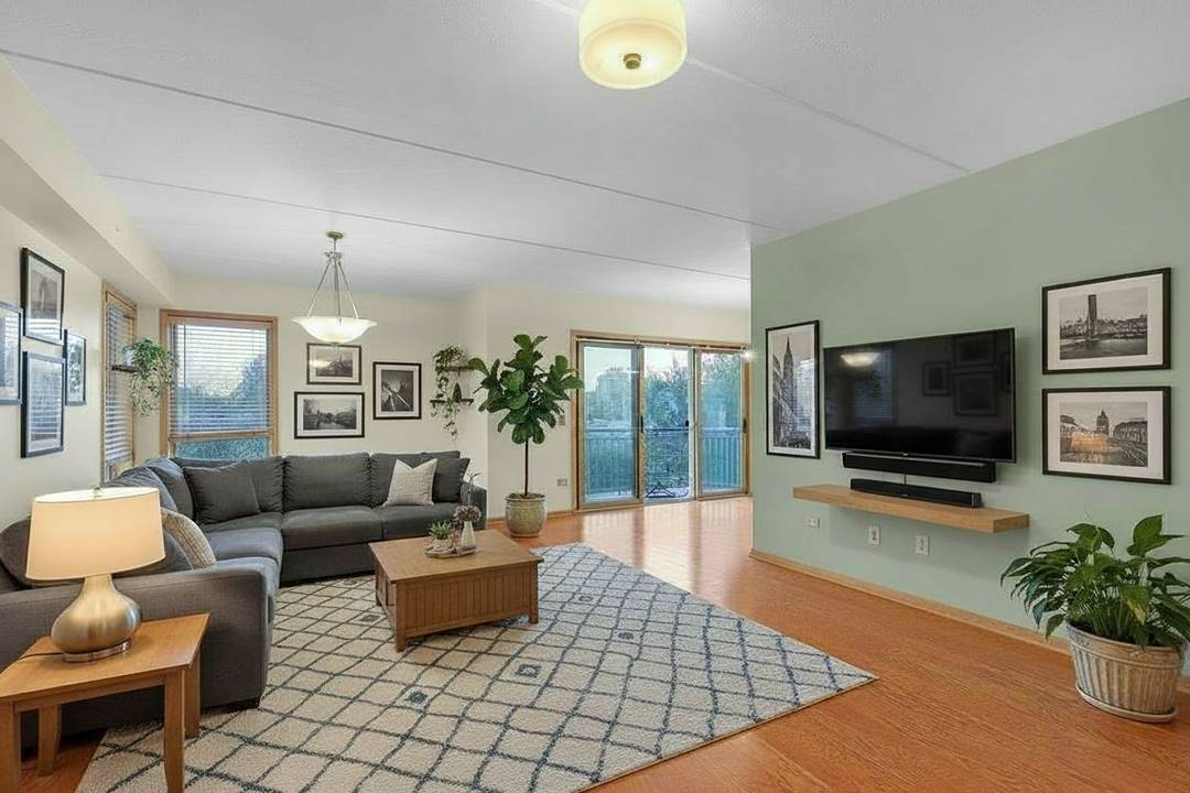 1349 E Washington, Unit 302, Des Plaines, IL 60016